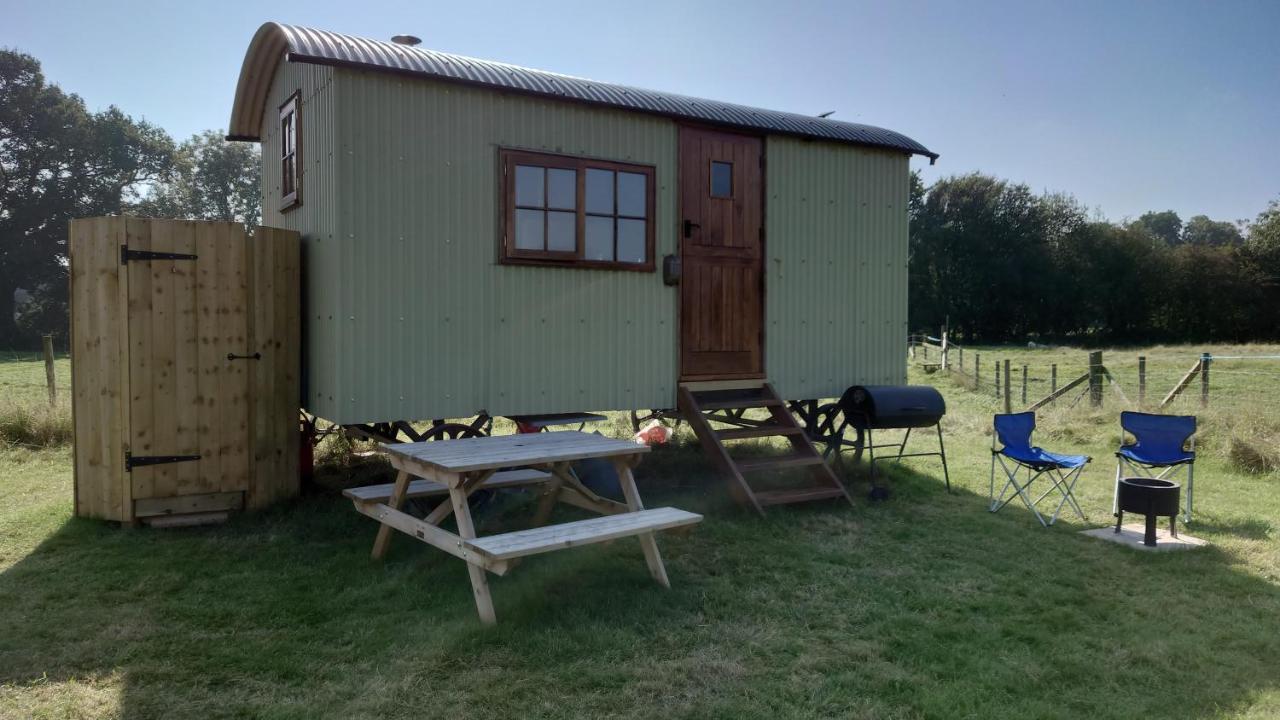 Shepherd Hut On Working Smallholding Ashton Keynes Екстериор снимка