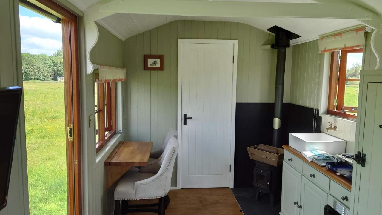 Shepherd Hut On Working Smallholding Ashton Keynes Екстериор снимка