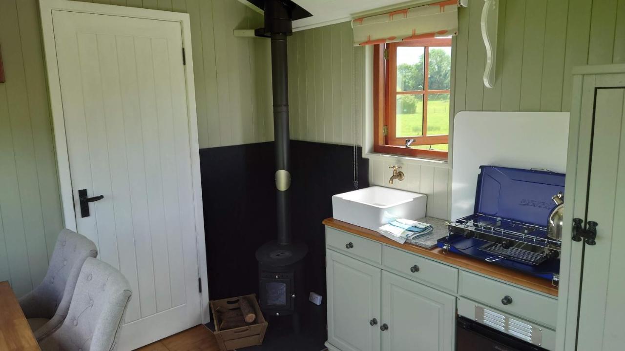 Shepherd Hut On Working Smallholding Ashton Keynes Екстериор снимка