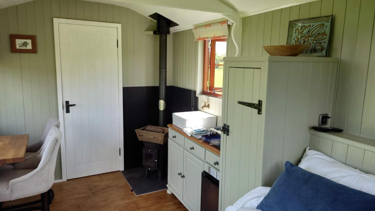 Shepherd Hut On Working Smallholding Ashton Keynes Екстериор снимка