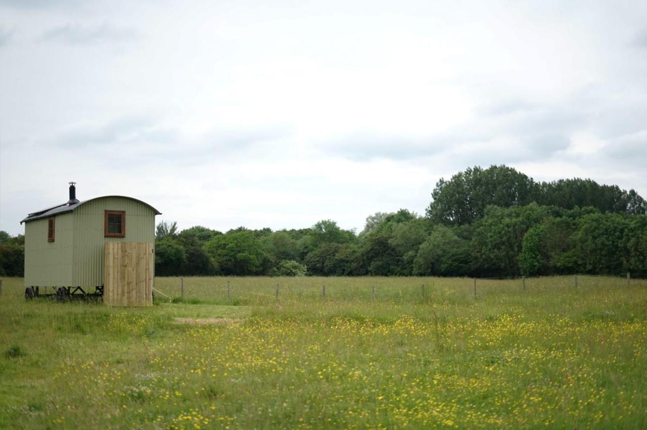 Shepherd Hut On Working Smallholding Ashton Keynes Екстериор снимка