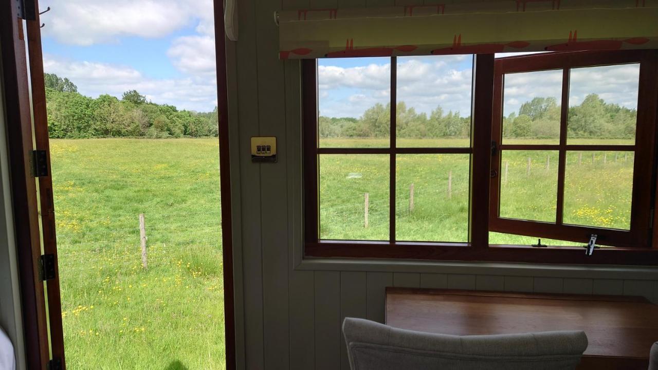 Shepherd Hut On Working Smallholding Ashton Keynes Екстериор снимка