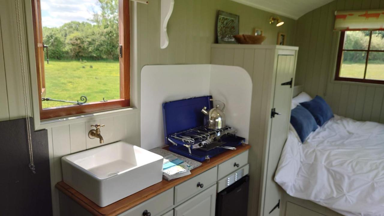 Shepherd Hut On Working Smallholding Ashton Keynes Екстериор снимка