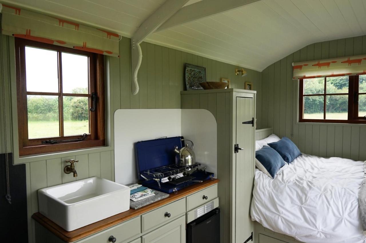 Shepherd Hut On Working Smallholding Ashton Keynes Стая снимка